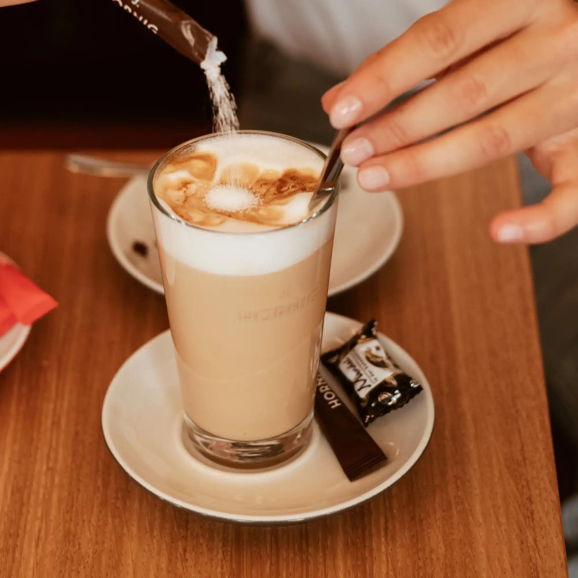 j-hornig-caff-latte-glas-wei-mit-logo-kaffeeglas image 2